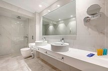 Apollon - Wohnbeispiel Badezimmer Suite Deluxe (Zimmercodierung WD1)