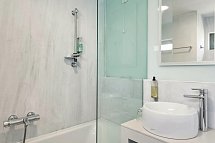 Akti Palace - Wohnbeispiel Badezimmer Doppelzimmer Gartenblick (Zimmercodierung D1G)