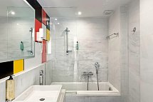 Akti Palace - Wohnbeispiel Badezimmer Doppelzimmer Gartenblick (Zimmercodierung D1G)