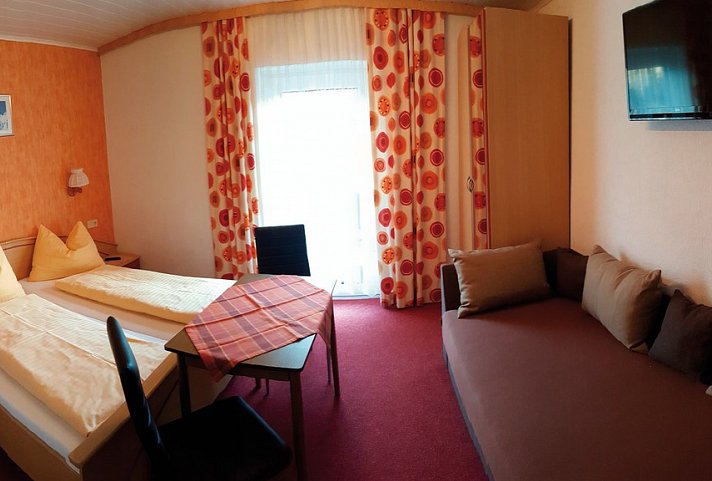 Hotel Pension Oswald - Wohnbeispiel Doppelzimmer mit Zustellbett (Zimmercodierung DB2)