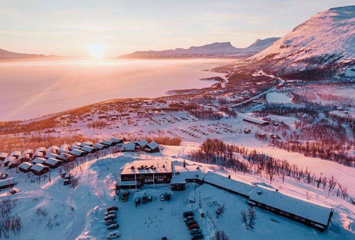 Abisko & ICEHOTEL - Das pure Nordlichtabenteuer - Hotel Fjället Björkliden am See Torneträsk