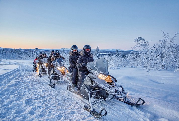 Winterlich aktiv in Schwedisch Lappland - Schneemobil-Safari