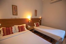 Grande Pensão Alcobia - Wohnbeispiel Dreibettzimmer