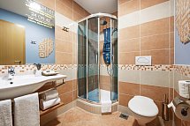 Grand Hotel Primus - Beispiel Bad Doppelzimmer Economy (Zimmercodierung DE1)