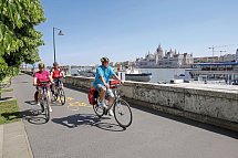 MS Lisabelle - Donauwalzer individuell - Radfahrer mit Budapest im Hintergrund