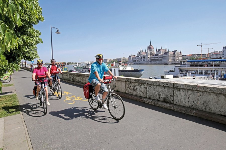 MS Lisabelle - Donauwalzer individuell - Radfahrer mit Budapest im Hintergrund
