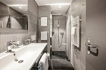 Hotel Belvedere Locarno - Beispiel Bad Doppelzimmer Komfort Seeseite (Zimmercodierung DF1)