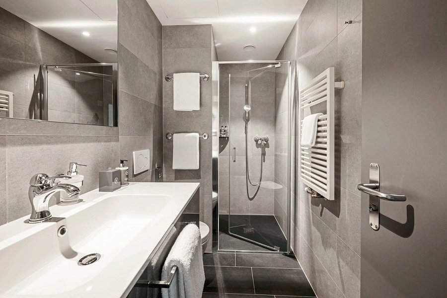 Hotel Belvedere Locarno - Beispiel Bad Doppelzimmer Komfort Seeseite (Zimmercodierung DF1)