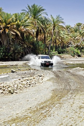 Oman erfahren - Mit dem Allrad durch grandiose Landschaften - Wadi-Durchfahrt