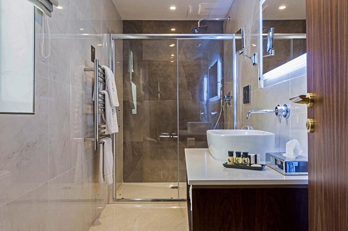 The Duke Boutique Hotel - Badbeispiel Doppelzimmer Jacuzzi (Zimmercodierung DQ1)