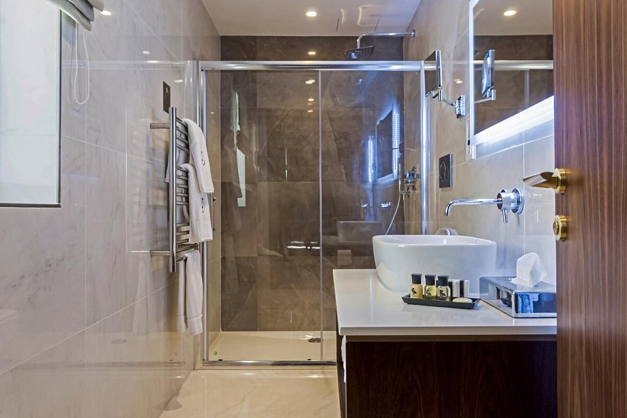 The Duke Boutique Hotel - Badbeispiel Doppelzimmer Jacuzzi (Zimmercodierung DQ1)