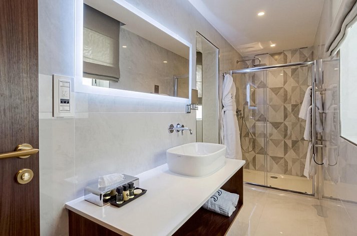 The Duke Boutique Hotel - Badbeispiel Doppelzimmer Standard (Zimmercodierung DG1)