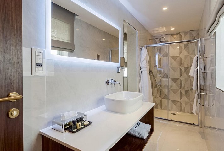 The Duke Boutique Hotel - Badbeispiel Doppelzimmer Standard (Zimmercodierung DG1)