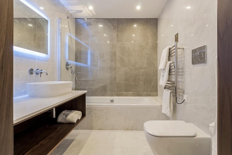 The Duke Boutique Hotel - Badbeispiel Doppelzimmer Gartenblick (Zimmercodierung D1G)