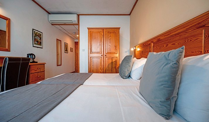 Gillieru Harbour Hotel