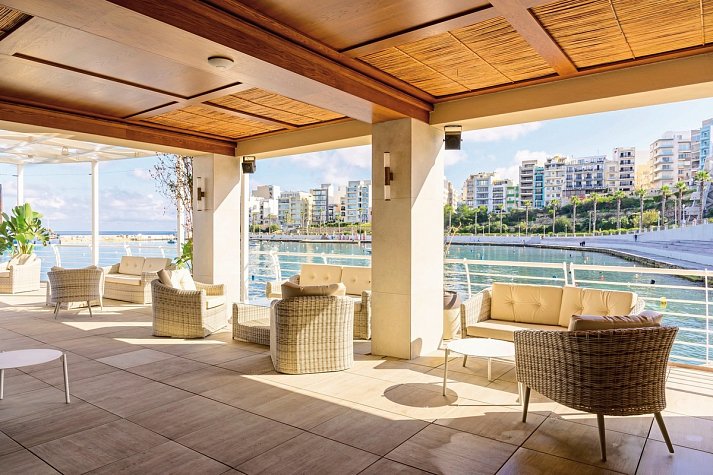 Gillieru Harbour Hotel