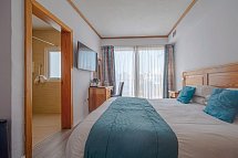 Gillieru Harbour Hotel