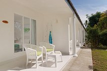 Equator Village Maldives - Beispiel Terrasse Standard (Zimmercodierung UG1)