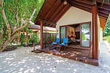 Reethi Faru Resort - Beispiel Terrasse Deluxe Beach Villa (Zimmercodierungen VB1 & VB7)