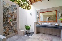 Reethi Faru Resort - Beispiel Bad Two Bedroom Garden Suite (Zimmercodierungen WG2 & WG7)