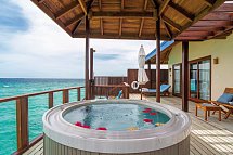 Reethi Faru Resort - Beispiel Sonnendeck Water Villa Suite with Jacuzzi (Zimmercodierungen WX2 & WX7)