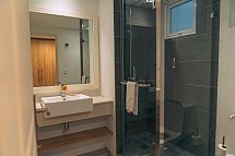Casuarina Resort & Spa - Badezimmer Beispiel Privilege Garden View (Zimmercodierungen URG, UHG, FB2 & UR8)