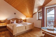 Hartungs Hoteldorf - Wohnbeispiel Doppelzimmer Seeblick (Zimmercodierung D1I)