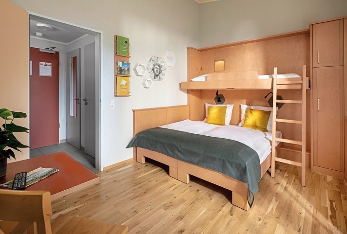 JUFA Familienresort Kempten***s - Wohnbeispiel Familienzimmer (Zimmercodierungen TB1 & FG1)