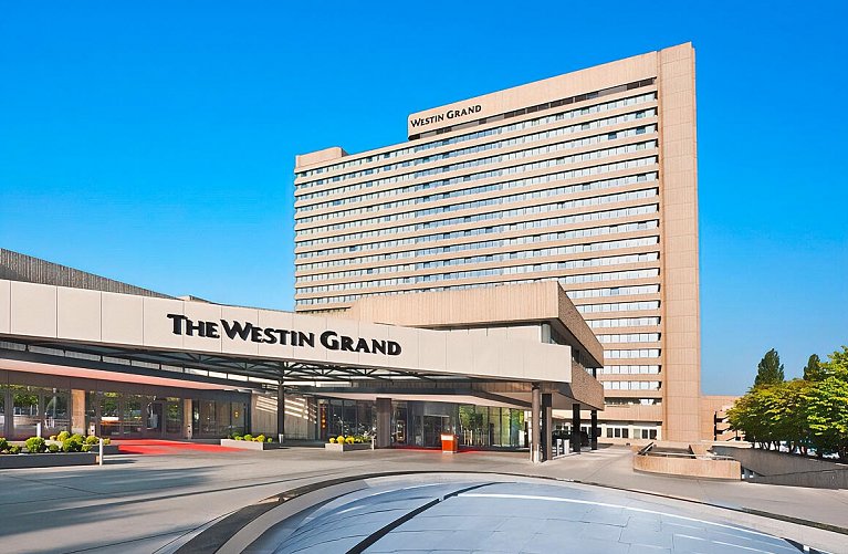  The Westin Grand Munich - inklusive NFL Ticket und Patriots Package