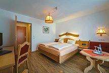 Parkhotel Sonnenhof - Wohnbeispiel Doppelzimmer Standard Balkon (Zimmercodierungen DB1 & DP1)