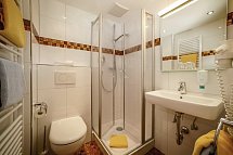 Parkhotel Sonnenhof - Beispiel Bad Doppelzimmer Standard Balkon (Zimmercodierungen DB1 & DP1)
