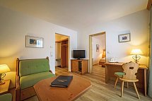 Parkhotel Sonnenhof - Wohnbeispiel Juniorsuite Balkon und Familienzimmer (Zimmercodierungen JB1 & FB1)