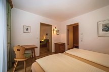 Parkhotel Sonnenhof - Wohnbeispiel Juniorsuite Balkon und Familienzimmer (Zimmercodierungen JB1 & FB1)