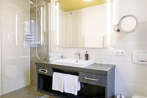 HENRI Hotel Garmisch-Partenkirchen - Beispiel Bad Doppelzimmer Chambre (Zimmercodierungen DB1 & DB2)