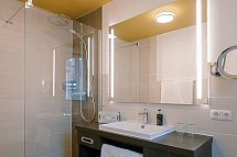 HENRI Hotel Garmisch-Partenkirchen - Beispiel Bad Doppelzimmer Kabinett (Zimmercodierung K)