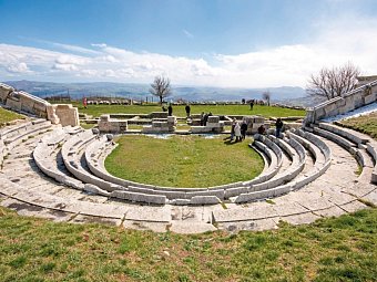 Radreise Molise - Italiens verstecktes Juwel - Samnitischen Theater in Pietrabbondante