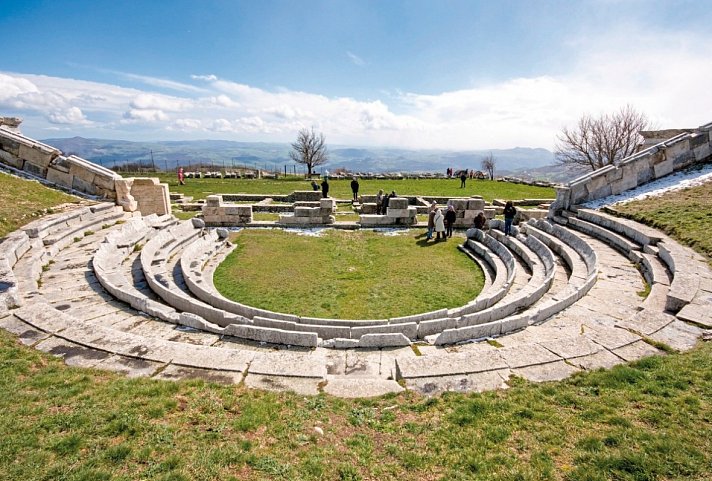 Radreise Molise - Italiens verstecktes Juwel - Samnitischen Theater in Pietrabbondante