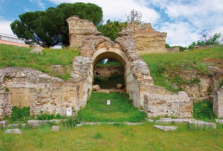 Radreise Molise - Italiens verstecktes Juwel - Römisches Amphitheaters bei Larino