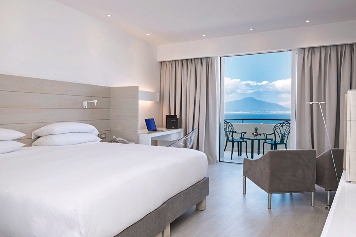 Hilton Sorrento Palace - Wohnbeispiel Doppelzimmer Deluxe Meerblick (Zimmercodierung DDM)