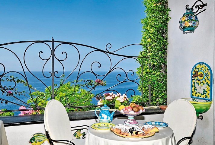 La Conca Azzurra - Beispiel Ausblick Doppelzimmer Deluxe Meerblick (Zimmercodierung DDM)