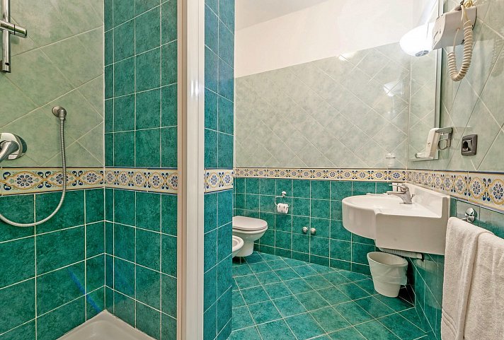 Best Western Hotel La Conchiglia - Beispiel Bad Doppelzimmer Classic (Zimmercodierung DB1)