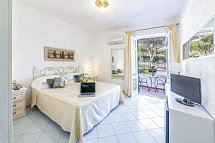 Grazia alla Scannella - Wohnbeispiel Doppelzimmer Komfort seitl. Meerblick (Zimmercodierung DFN)