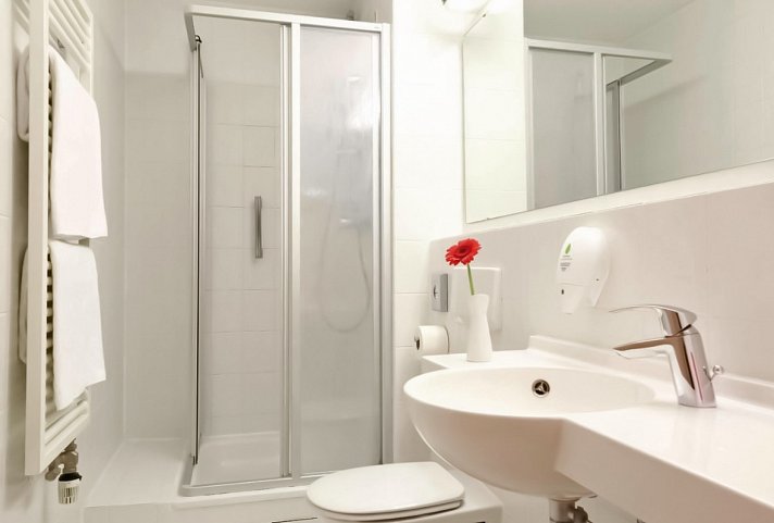 INVITE Hotel an der Kaiserburg - Beispiel Bad Doppelzimmer Standard (Zimmercodierung DG1)