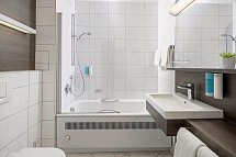 Wellnesshotel Frankenland - Beispiel Bad Doppelzimmer Deluxe (Zimmercodierung DD1)