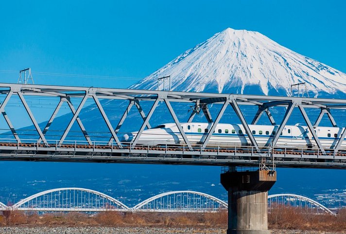 Japans goldene Route (inkl. Flug) - Shinkansen-Superexpress vor dem Berg Fuji-san