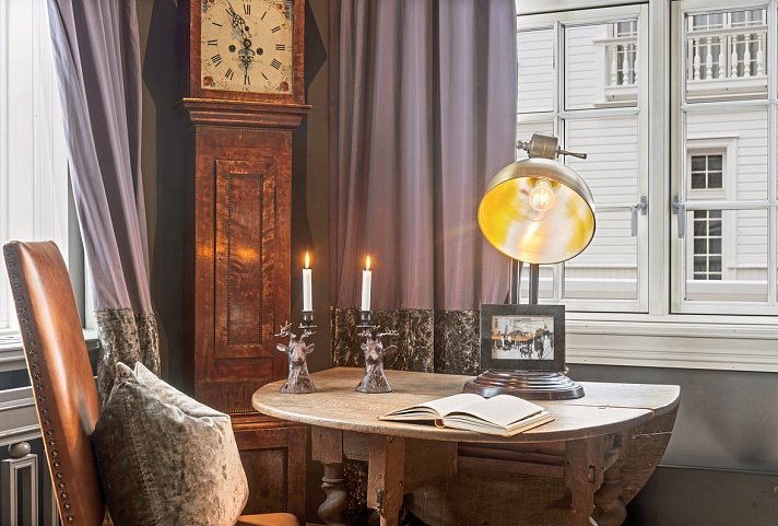 Dr. Holms Hotel - Bibliothek