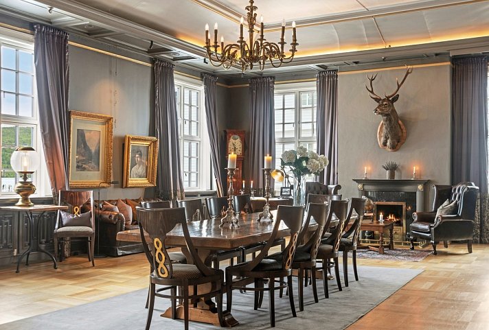 Dr. Holms Hotel - Bibliothek