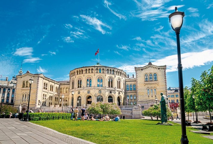 Mit Postschiff und Bahn durch Norwegen - Parlament, Oslo