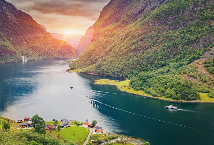 Mit Postschiff und Bahn durch Norwegen - Næroyfjord
