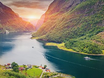 Reisevariante Mit Postschiff und Bahn durch Norwegen - Næroyfjord